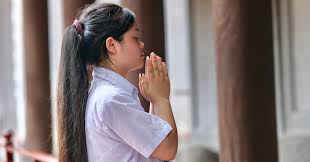 Mang hộp bút, thước kẻ vượt trăm km đến Văn Miếu xin 'vía' đỗ lớp 10