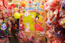 Phố lồng đèn nhộn nhịp trước trung thu, nhiều người chụp hình lưu lại khoảnh khắc đẹp