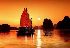 Ngắm hoàng hôn huyền diệu trên Vịnh Hạ Long