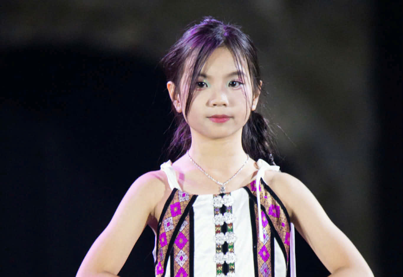 Mẫu nhí – nghệ sĩ nhí Trà Mi tiếp tục khẳng định sức hút và phong độ nghệ thuật khi tỏa sáng rực rỡ trong chương trình “Sắc màu Di sản – Kết nối tinh hoa toàn cầu”.